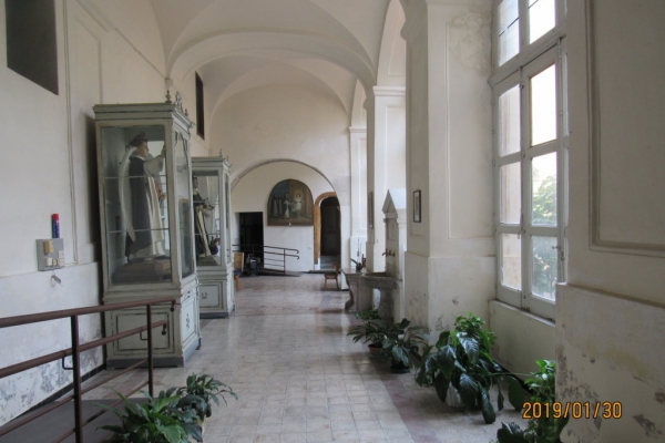 corridoio-interno-con-a-sx-statue-di-s-vincenzo-e-s-domenicoC59EECA9-BC14-0086-2813-CC10F83A97C1.jpg