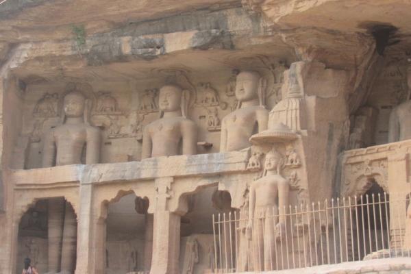 gwalior-statue-jainiste-nell-arenariag-6-fileminimizer7B229556-54DB-463A-EBF2-90696F10FFA3.jpg