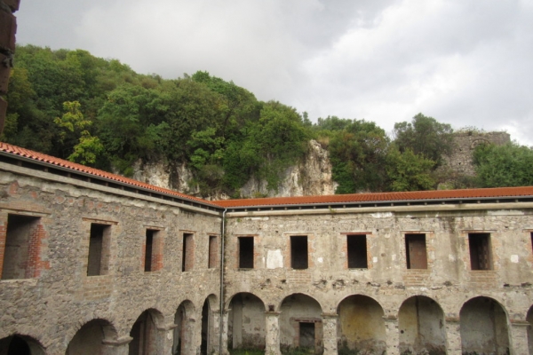scorcio-cortile-interno-2755A23AD-F693-4E28-3BBD-BE99B76FDBE1.jpg