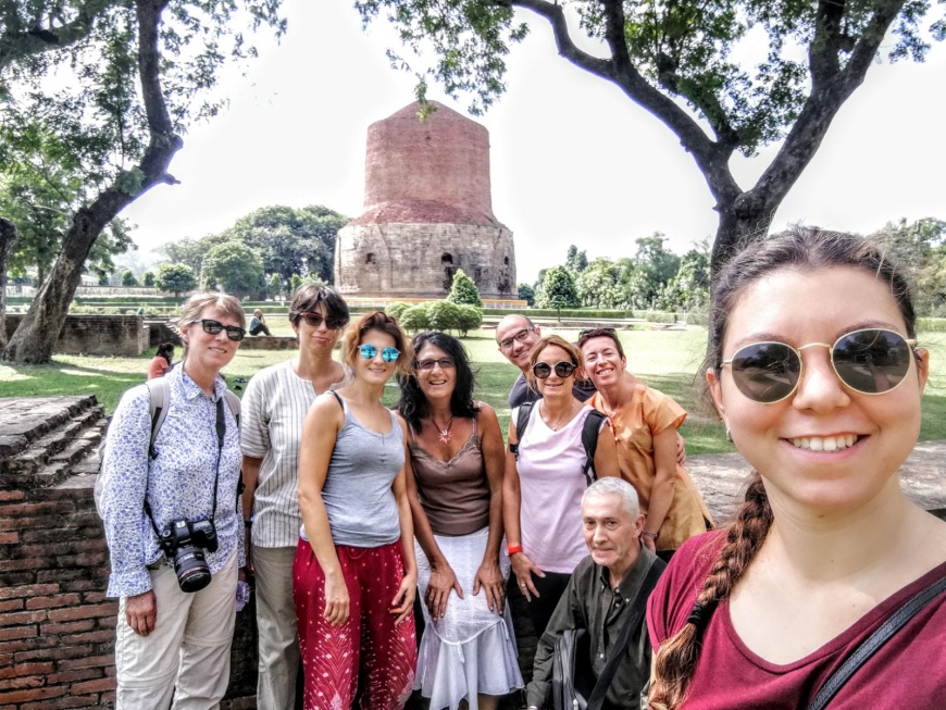 A Sarnath: sullo sfondo dello stupa.